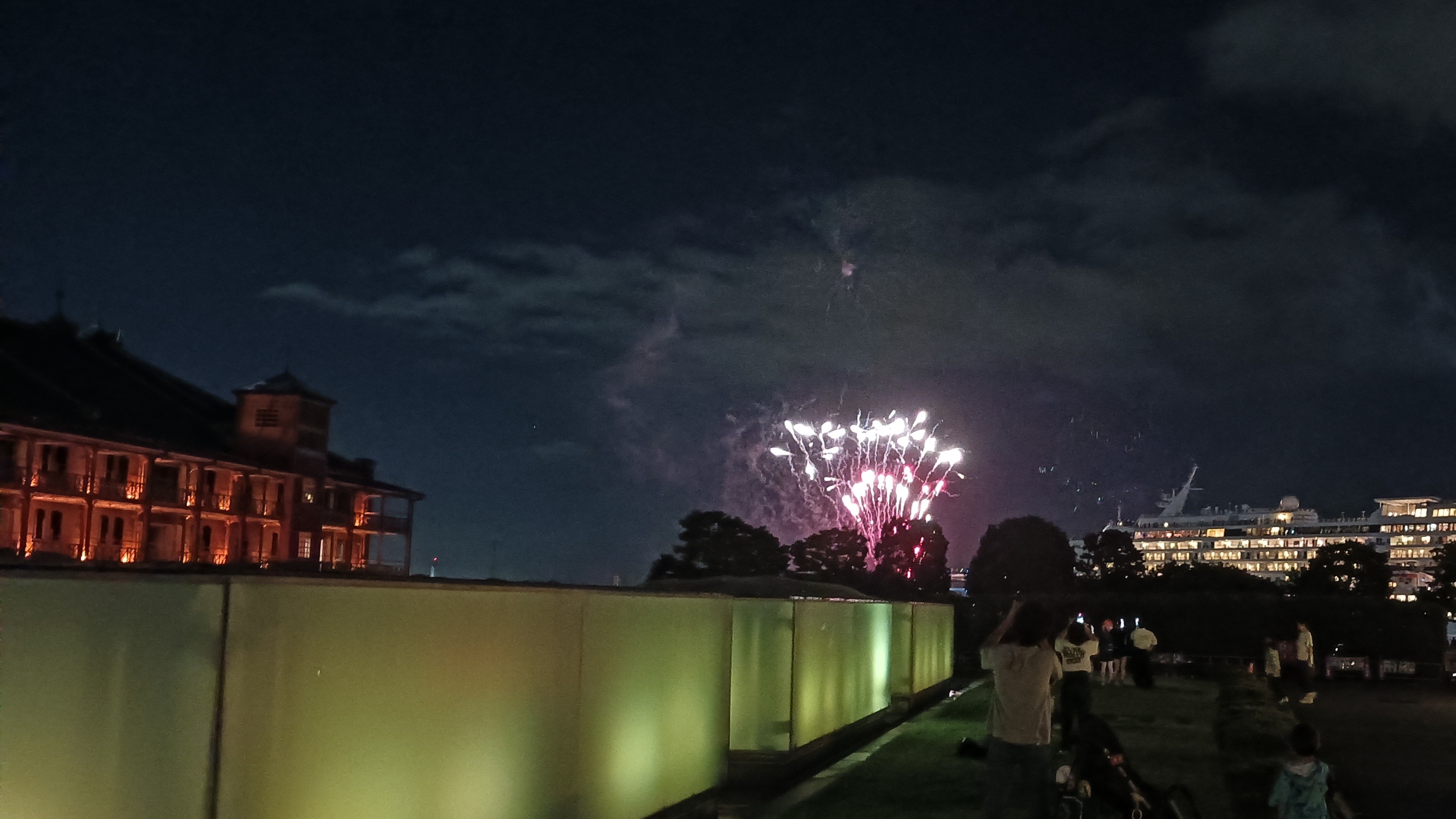 Fuegos artificiales sobre la bahía de Yokohama con el Aka Renga (almacenes de ladrillo rojo) al fondo