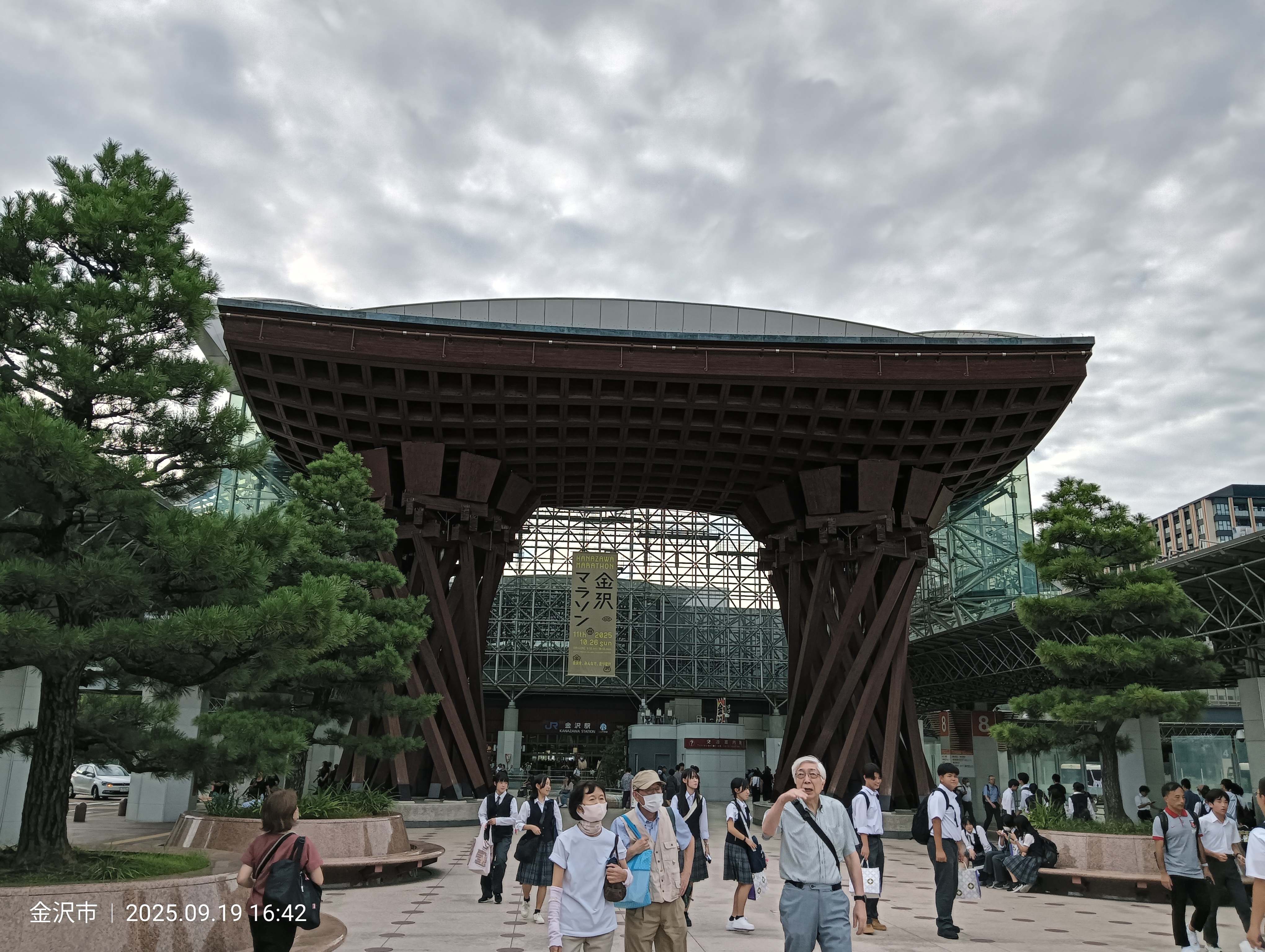 La puerta Tsuzumi-mon de la estación de Kanazawa, inspirada en los tambores tradicionales del teatro Noh