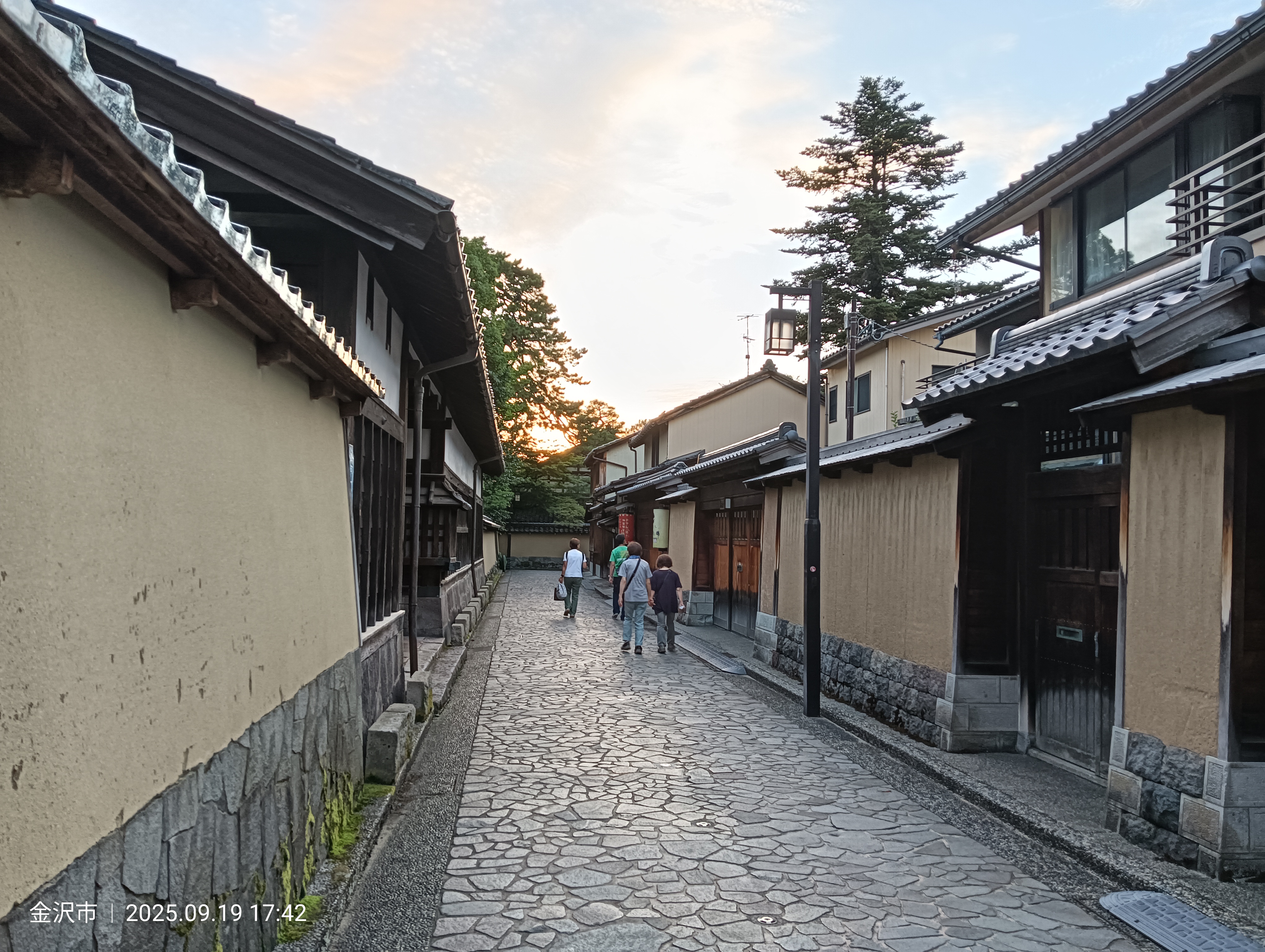 Las calles adoquinadas y los muros de adobe del barrio samurái de Nagamachi al atardecer
