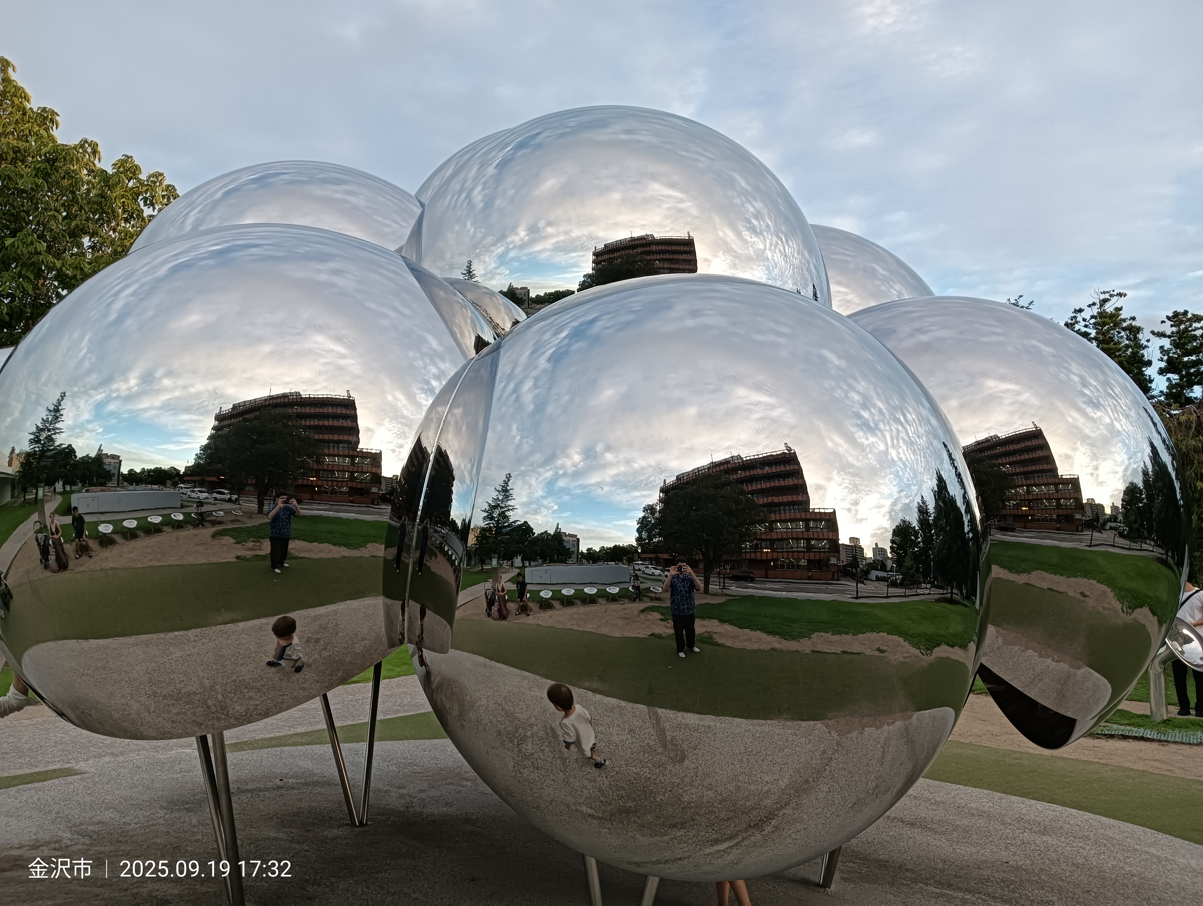 Las esferas de acero pulido frente al Museo de Arte del Siglo XXI de Kanazawa, reflejando el cielo y los edificios del entorno