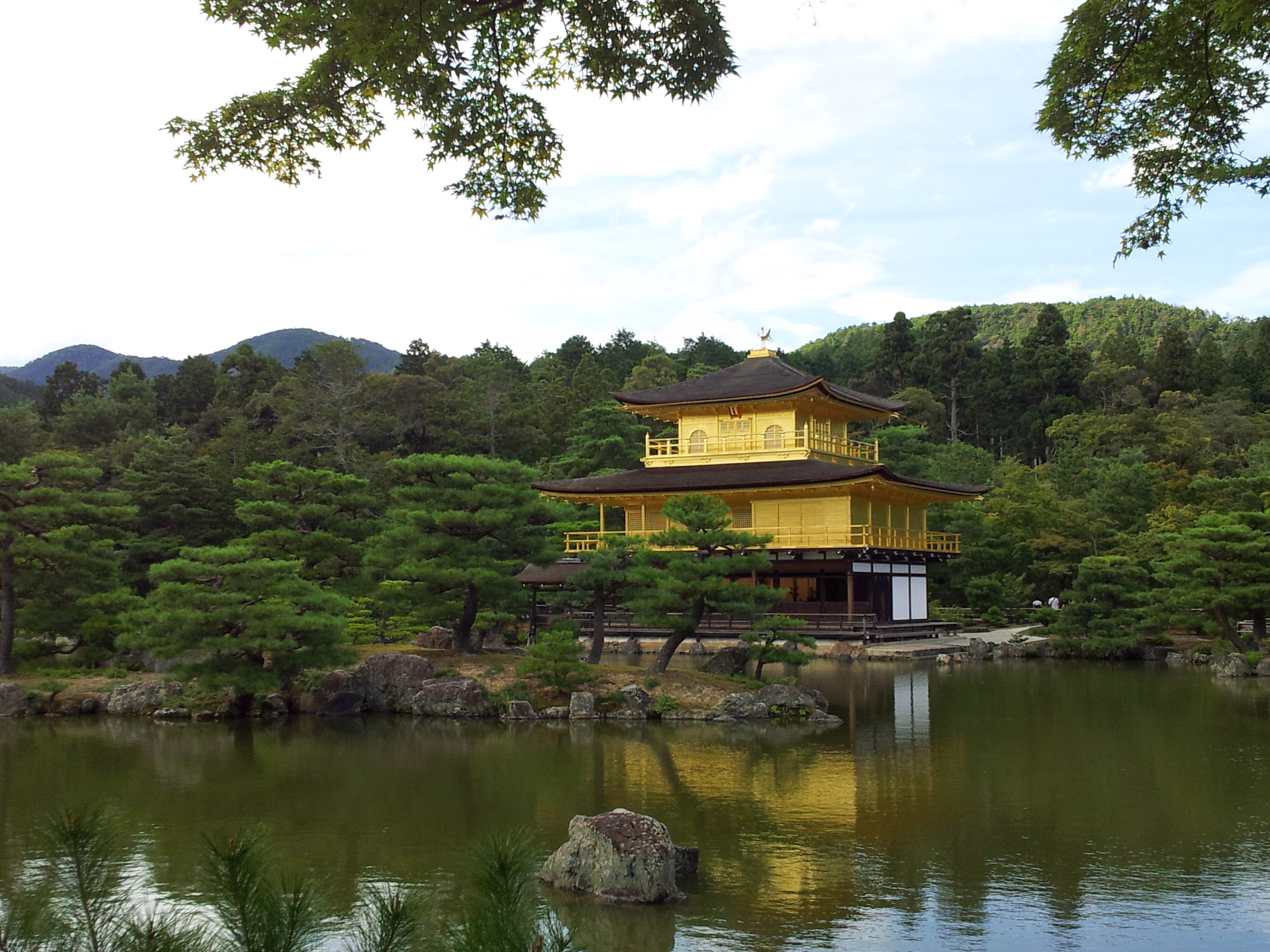 El Kinkaku-ji, el Pabellón Dorado de Kyoto, reflejado en el estanque Kyōko-chi
