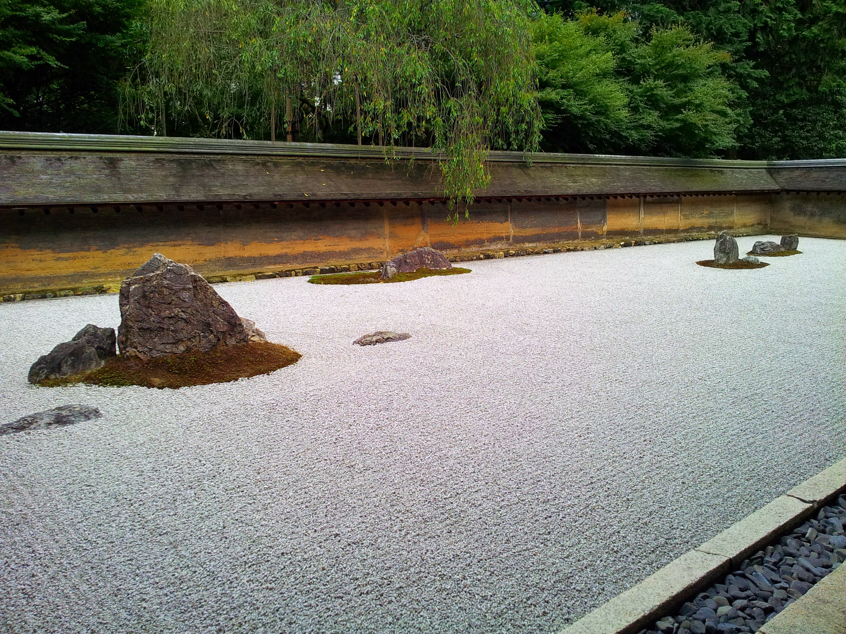 El jardín zen de Ryoan-ji, el más conocido del mundo, con sus quince piedras sobre grava rastrillada