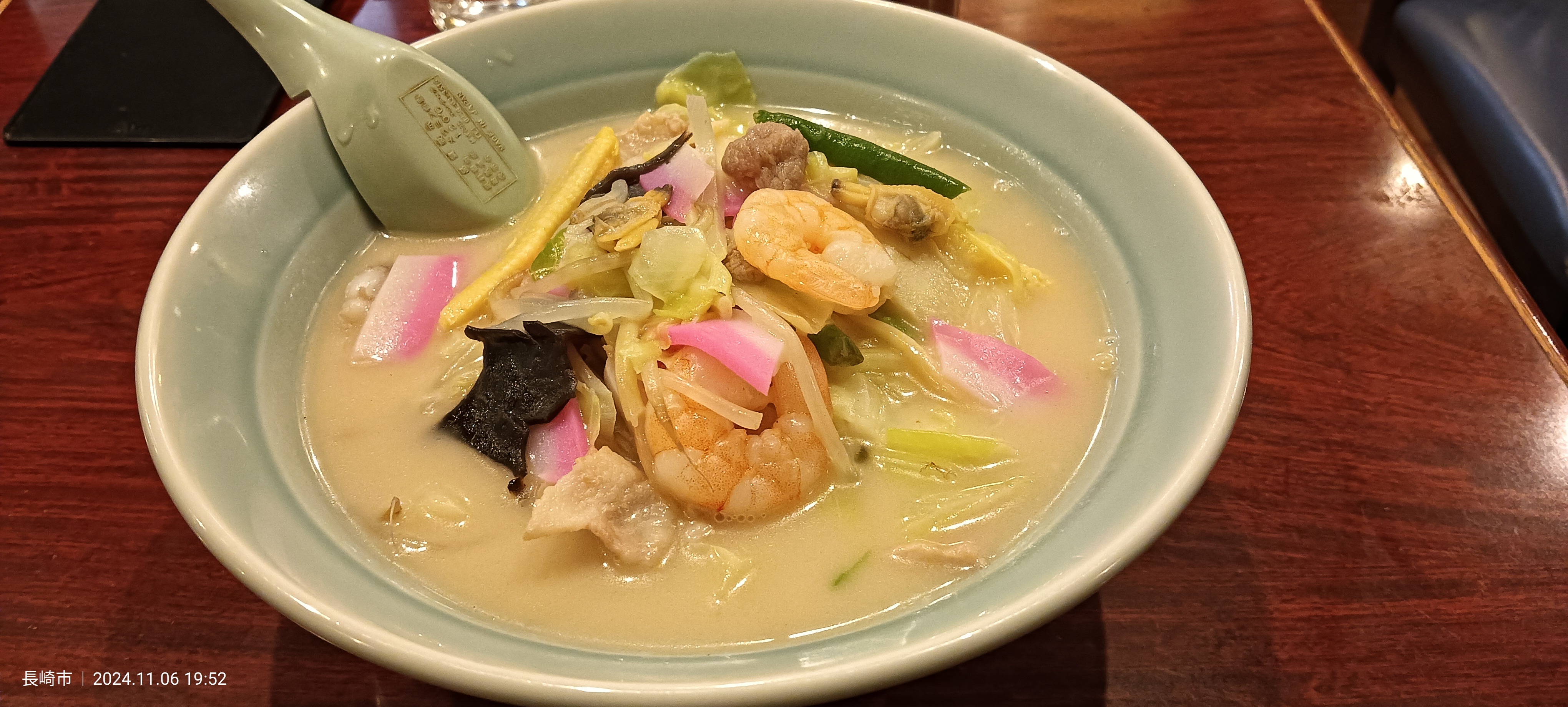 Un bol de champon nagasaki: fideos en caldo blanco de cerdo con gambas, kamaboko rosa, verduras, carne de cerdo y setas