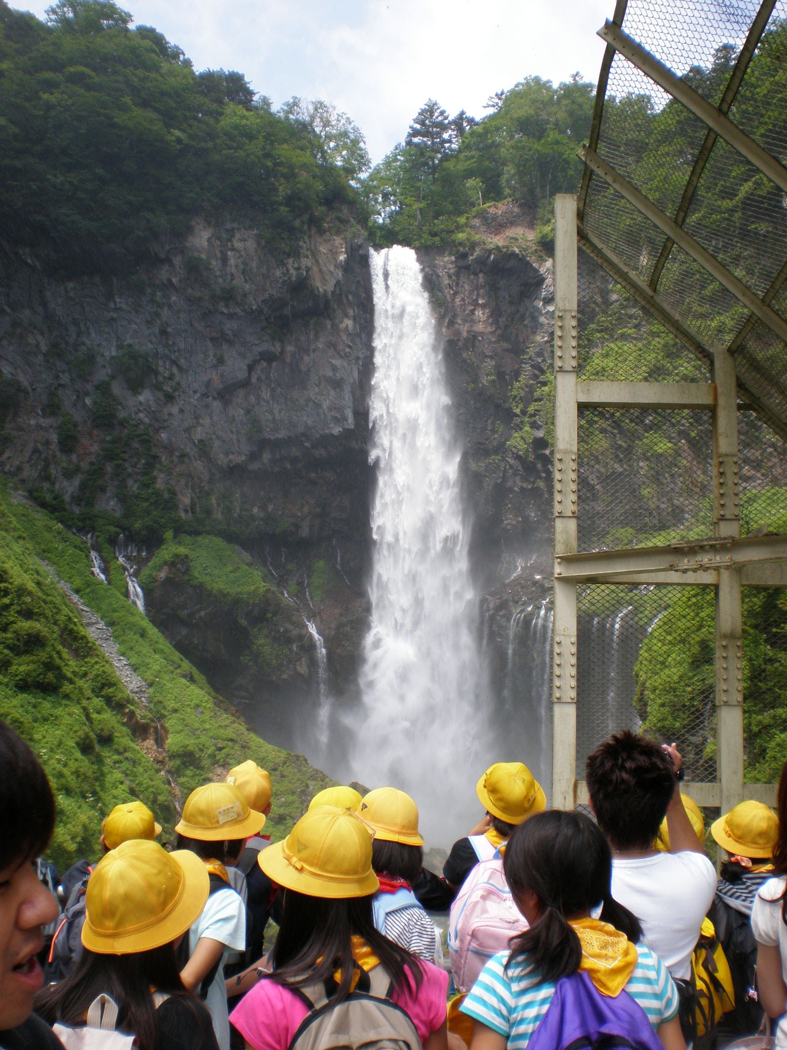 Las cascadas de Kegon con un grupo de escolares de excursión. Nikko lleva décadas siendo destino de viajes de fin de curso en Japón