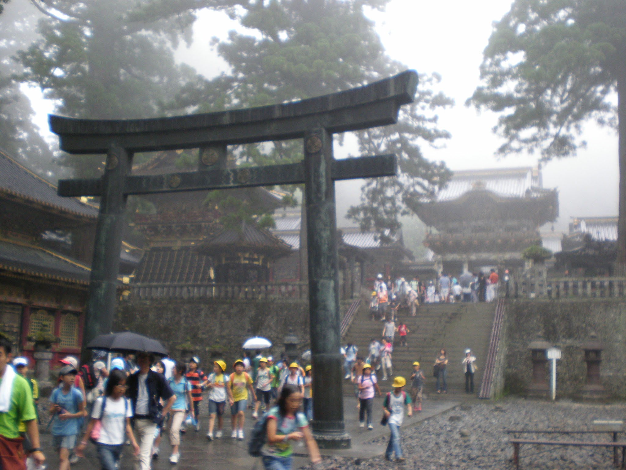 El torii del Tōshōgū envuelto en niebla, la entrada al conjunto de santuarios más elaborado de Japón