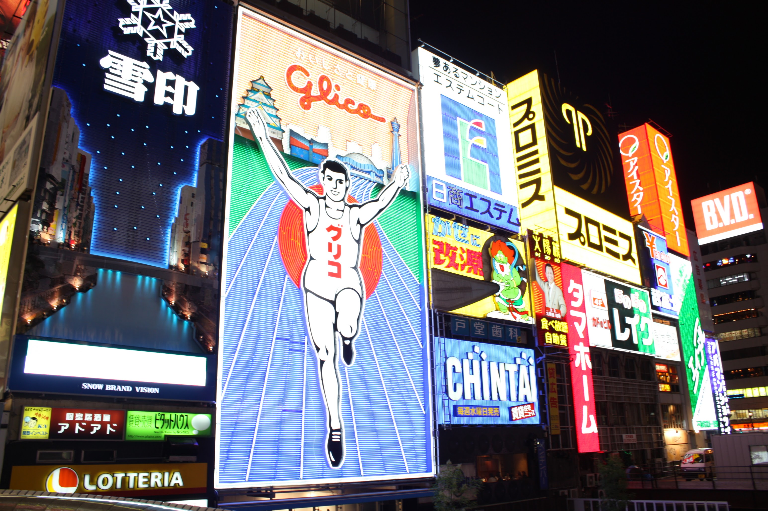 Dotonbori de noche: el cartel del Glico Runner y los neones del canal, la imagen más reconocible de Osaka