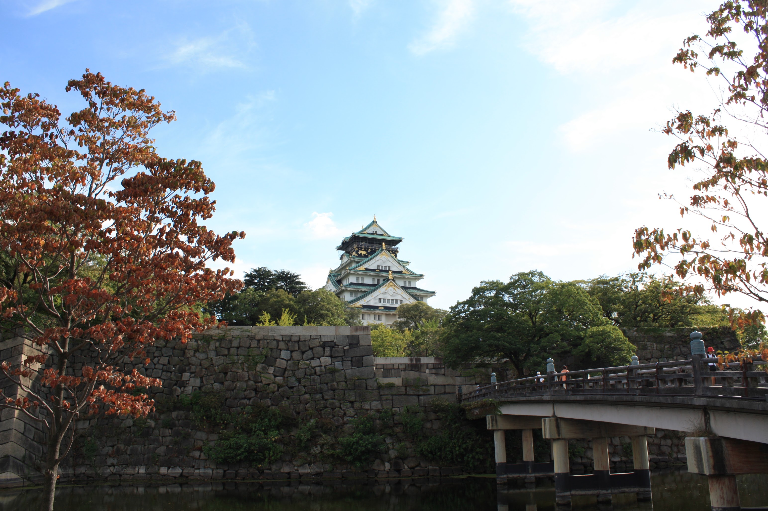 El castillo de Osaka desde el foso, uno de los castillos más visitados de Japón