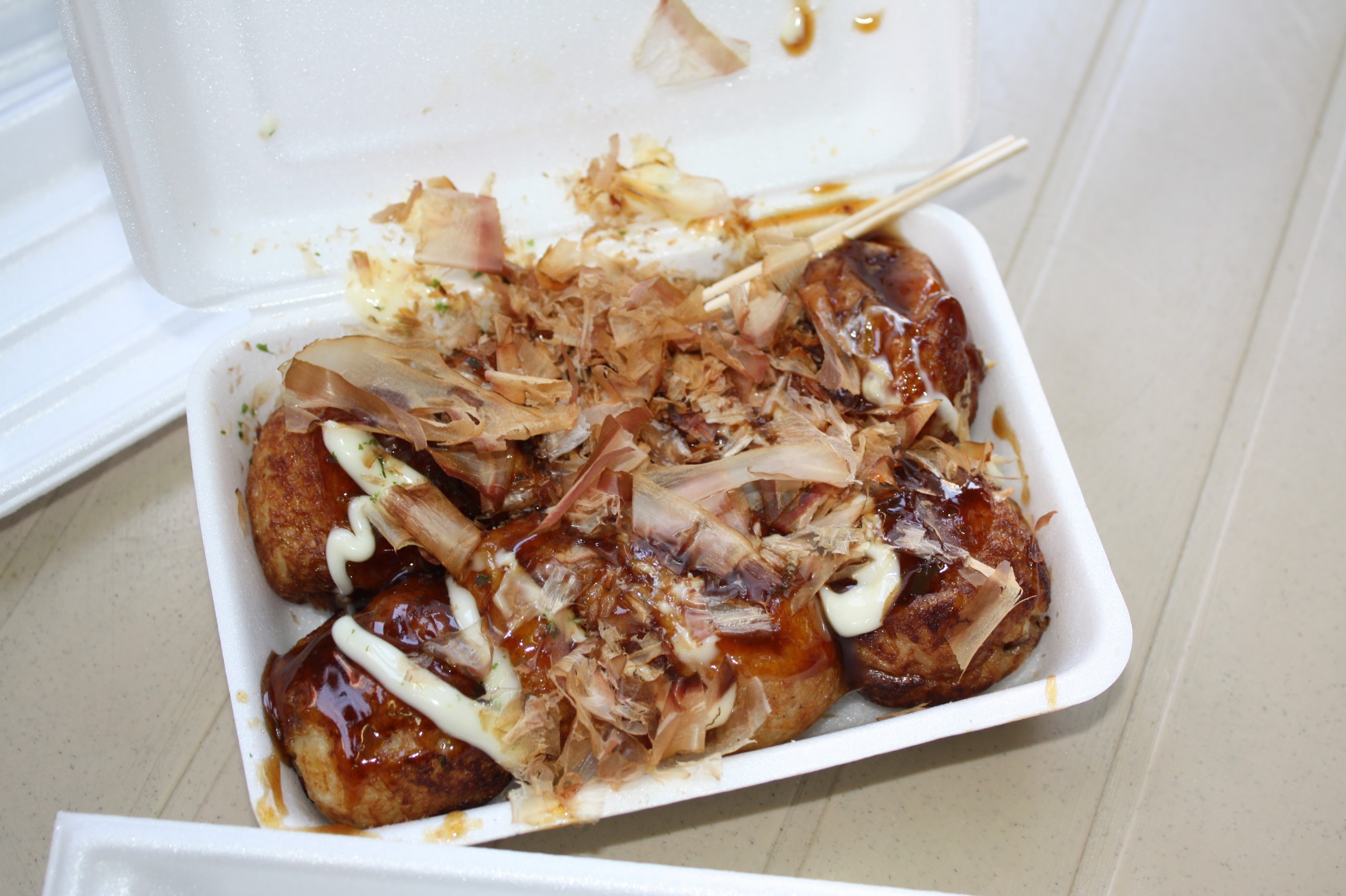 Takoyaki recién hechos: crujientes por fuera, casi líquidos por dentro, el snack más representativo de Osaka