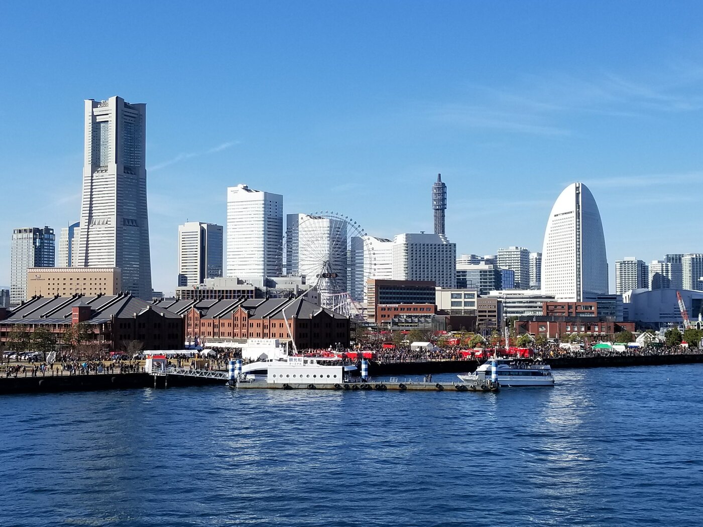 El puerto de Yokohama con el skyline de Minato Mirai al fondo