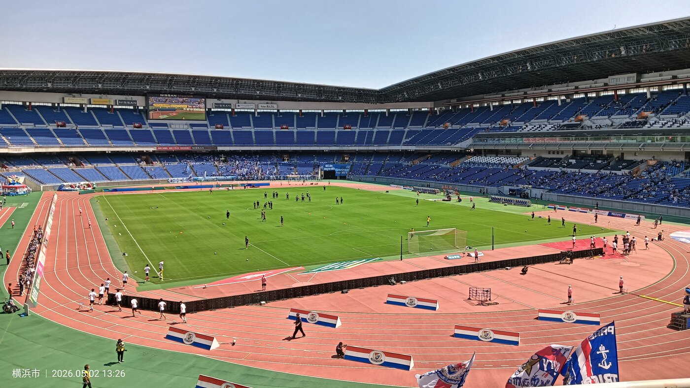 Interior del Nissan Stadium en día de partido de los Yokohama F. Marinos