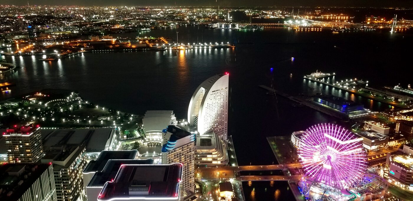 Vista aérea nocturna de Yokohama desde el Landmark Tower